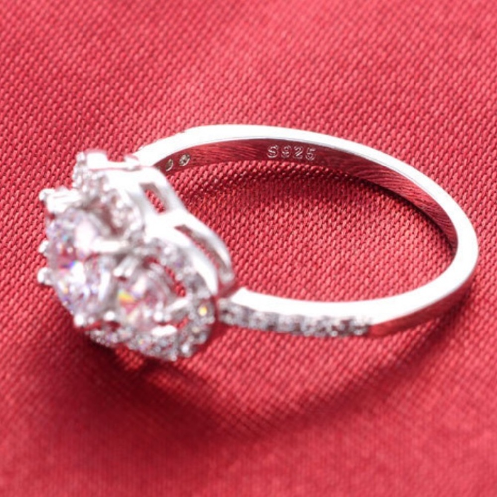 THREE STONE ENGAGEMENT 925 STERLING DIAMOND RING, CUTE RING, SHINY RING. - Picture 5 of 5